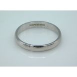 A 9ct white gold ring, 2g size N