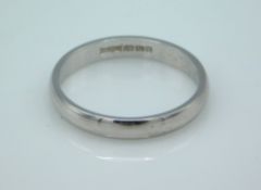 A 9ct white gold ring, 2g size N