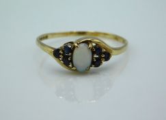 A 9ct gold ring set with sapphire & opal, 1.2g, si