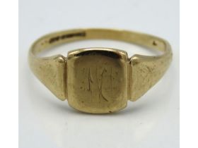 A 9ct gold signet ring, 2.8g, size Q