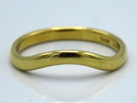 An 18ct gold band, inscribed '22nd June 1996', 2.9