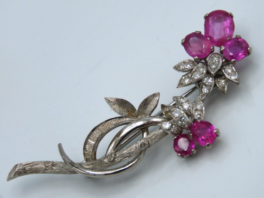 A 14ct white gold brooch set with approx. 0.38ct o