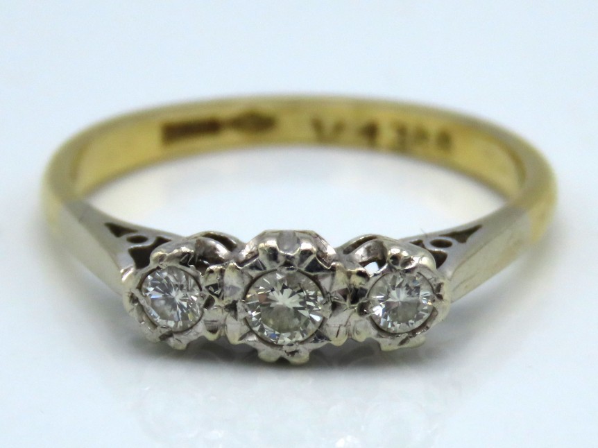 An 18ct gold three stone diamond ring, approx. 0.1