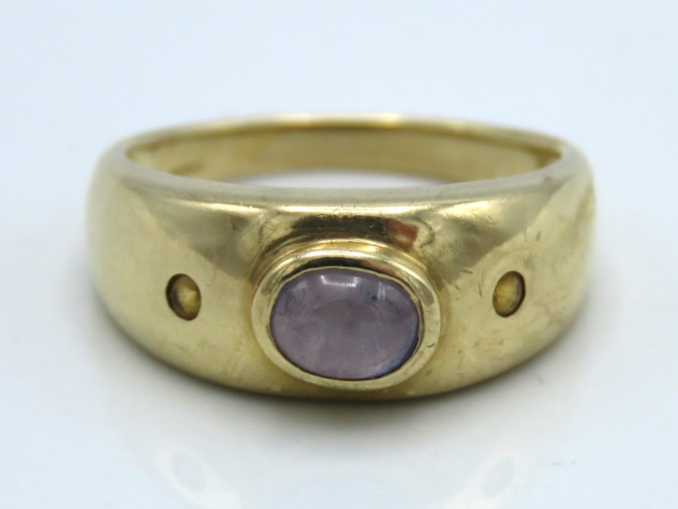 A gents 9ct gold ring set with Sri Lankan star sap