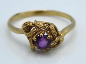 A 9ct gold ring set with amethyst, 1.8g, size O