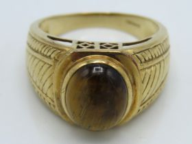 A 9ct gold ring set with tiger eye, stone 11.75mm