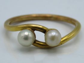 A yellow metal crossover ring set with pearl, test