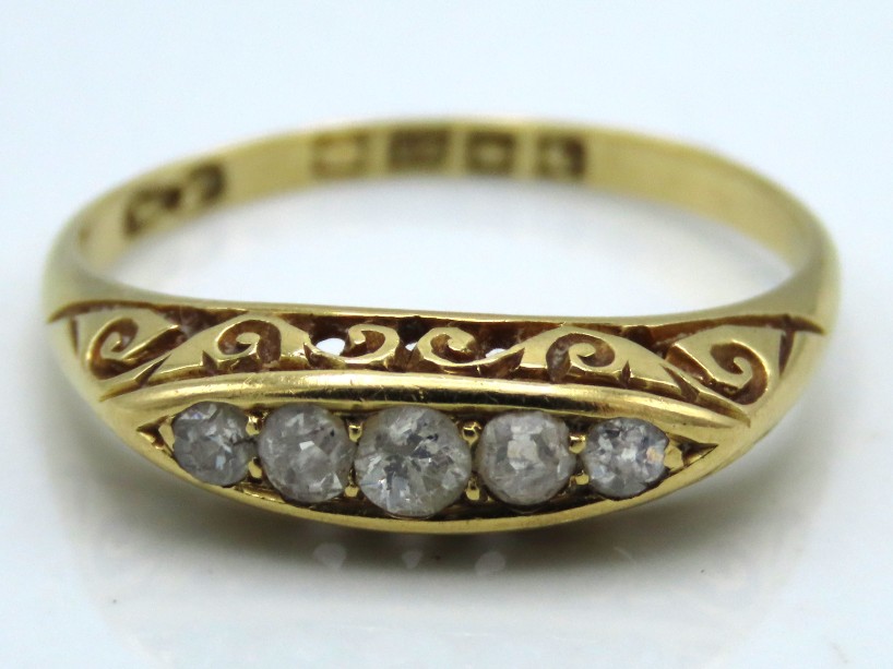 An antique 18ct gold ring set with five diamonds o