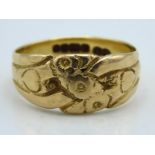 An 18ct gold ring with carved floral decor, 5.1g,