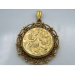 A 9ct gold locket with chased decor, 35mm drop, 5.