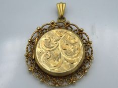 A 9ct gold locket with chased decor, 35mm drop, 5.