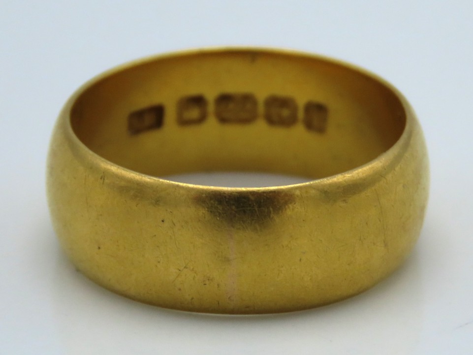 A 22ct gold band, 8.7g, size P