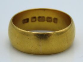 A 22ct gold band, 8.7g, size P
