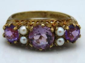A 9ct gold ring set with amethyst & pearl, 3g, siz