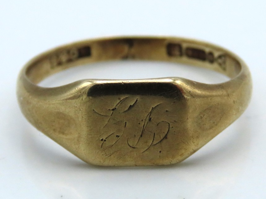 A 9ct gold signet ring, 2g, size K/L