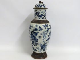 A large 19thC. Chinese blue & white lidded vase wi