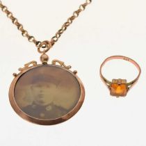 Double-sided photo locket pendant stamped '9ct'