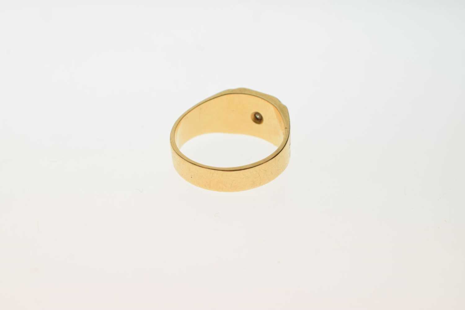 18ct gold gypsy set diamond signet ring - Image 4 of 7