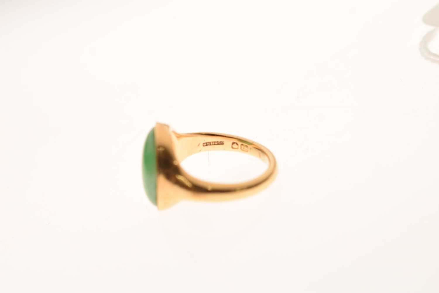 18ct gold ring set jade cabochon - Image 5 of 6