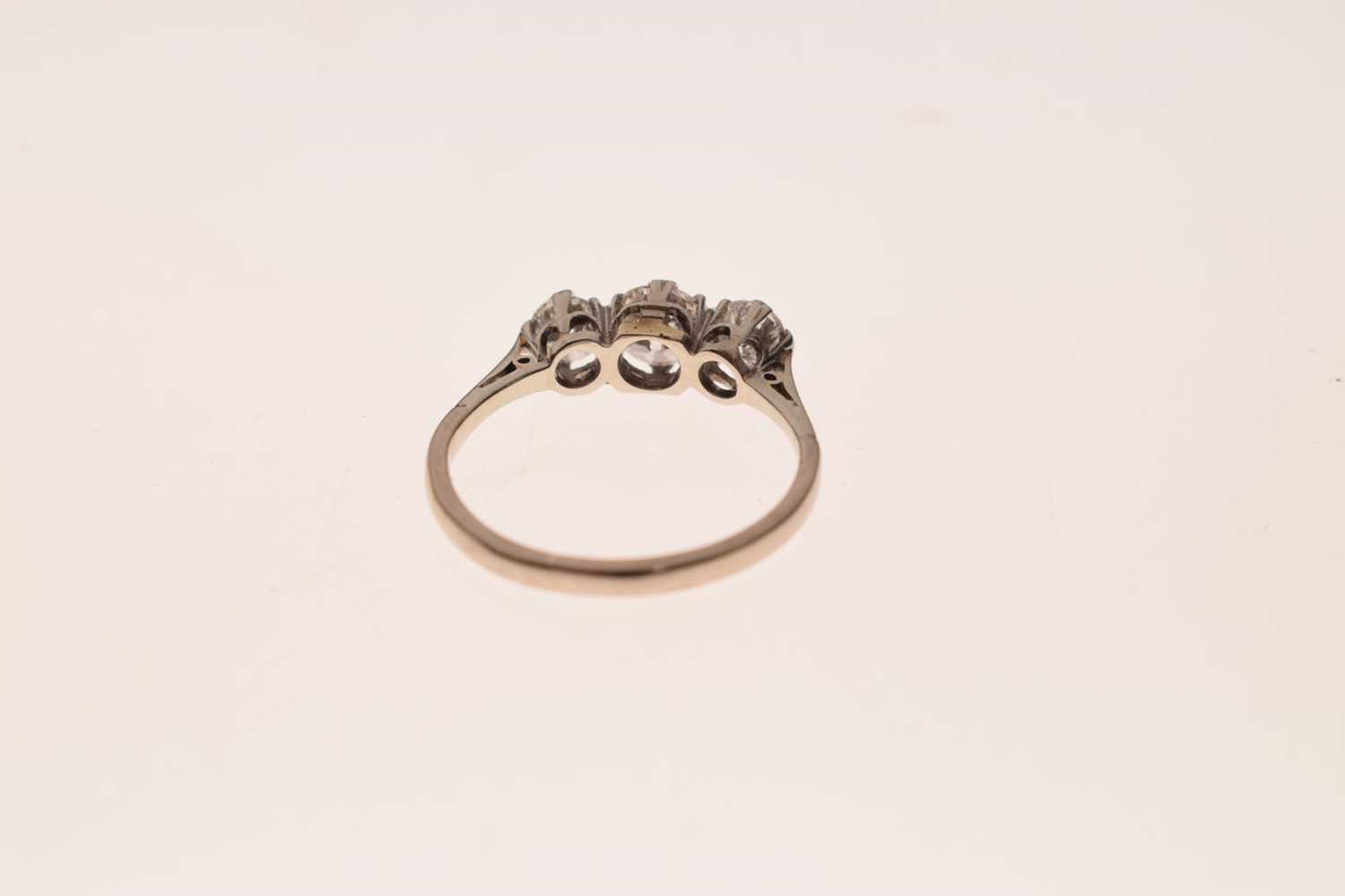 Three-stone diamond ring - Image 4 of 7