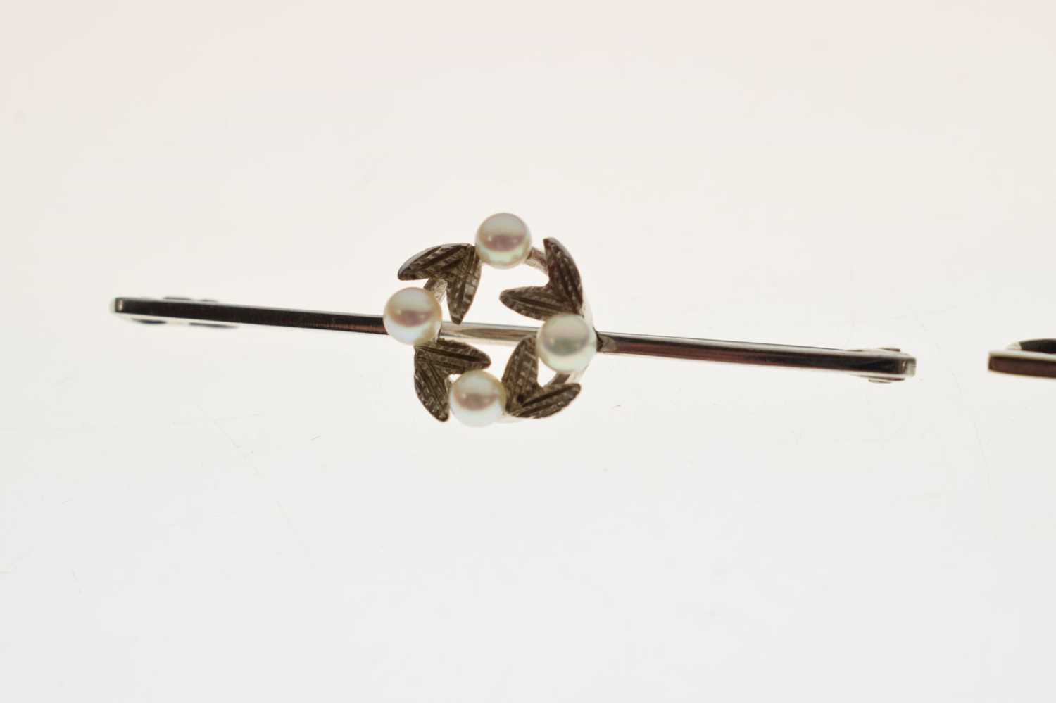 Two white gold and freshwater pearl set brooches - Image 4 of 8