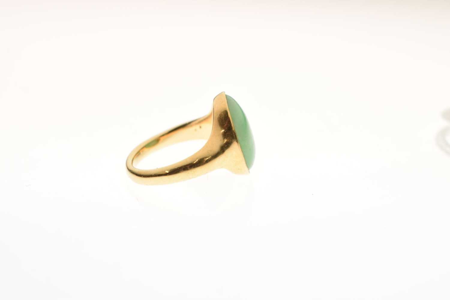 18ct gold ring set jade cabochon - Image 4 of 6