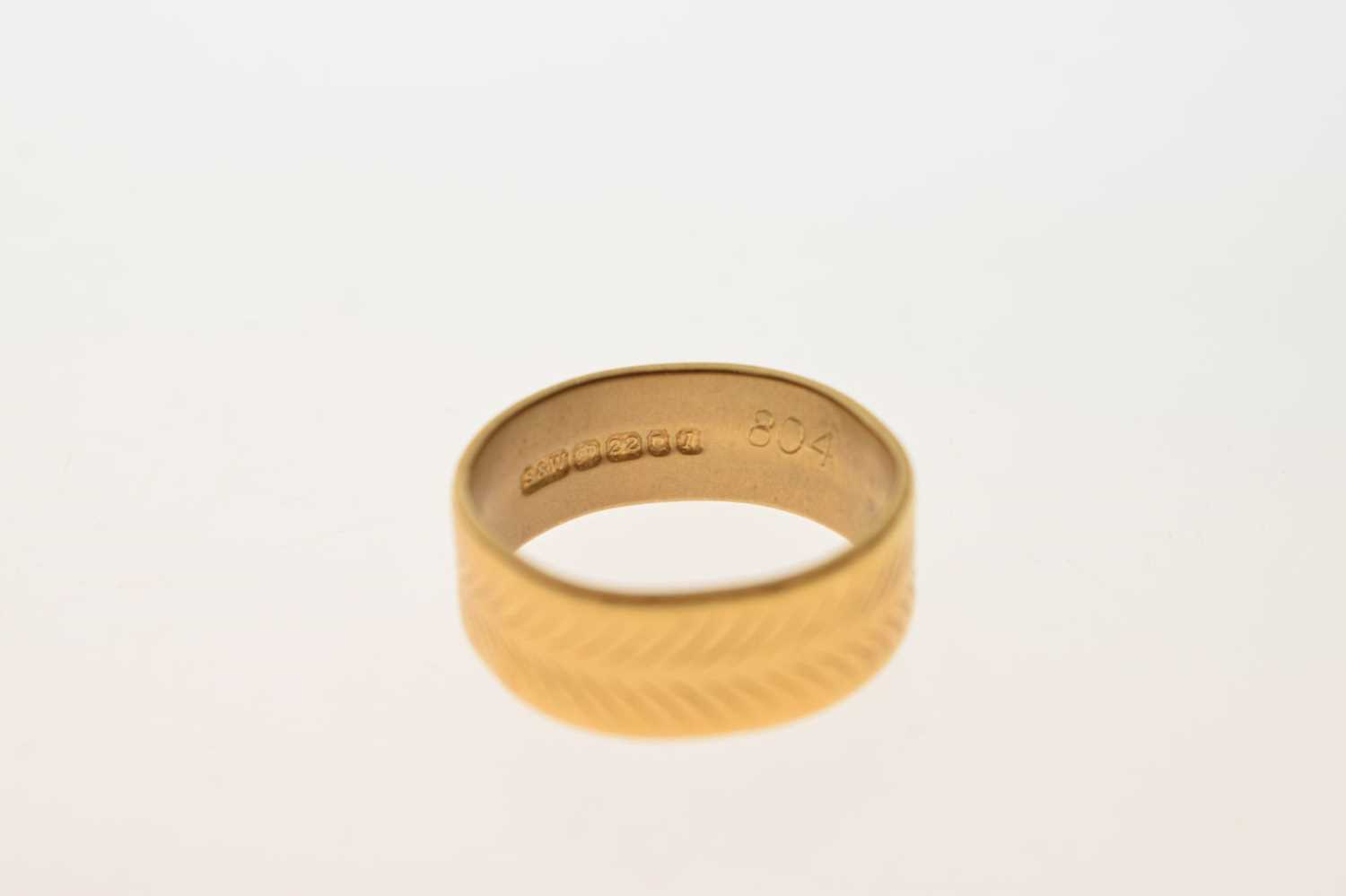 22ct gold wedding band - Image 4 of 5