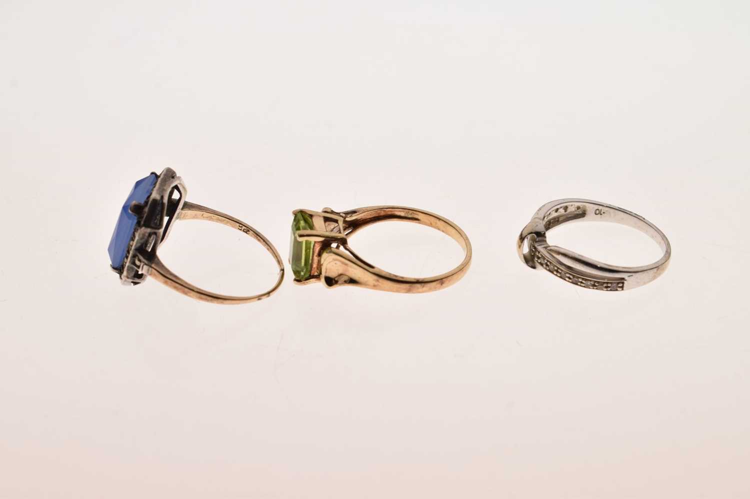 Three gold dress rings - Image 6 of 11