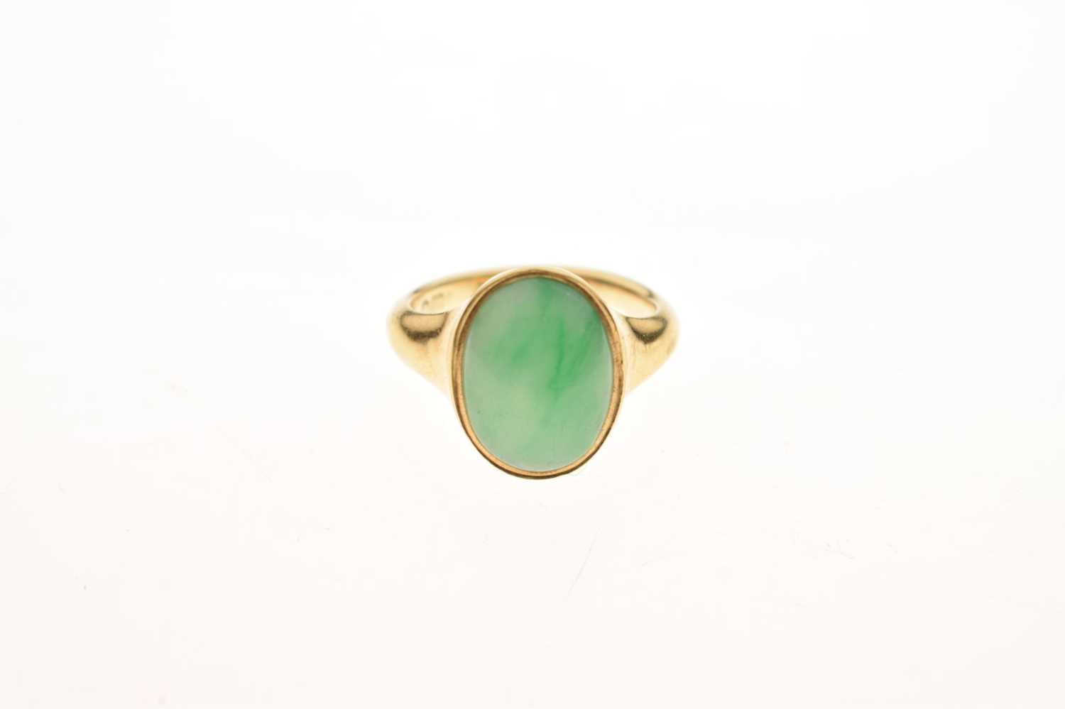 18ct gold ring set jade cabochon - Image 6 of 6