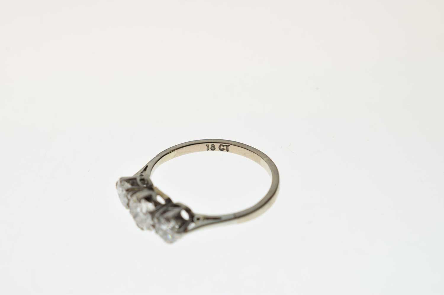 Three-stone diamond ring - Image 6 of 7