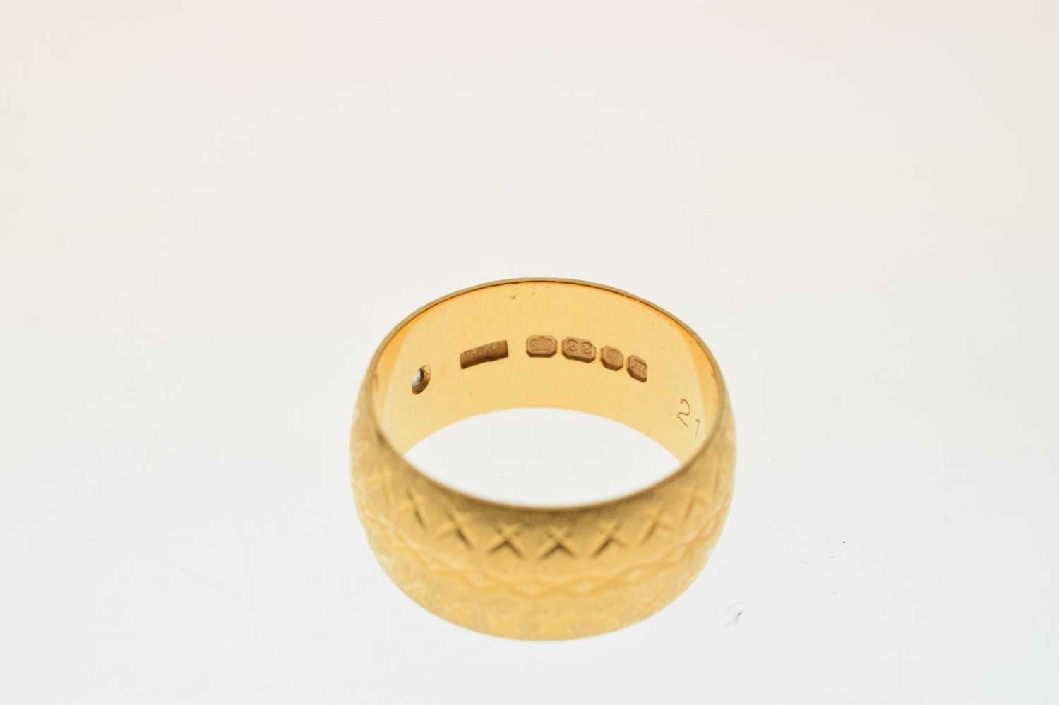 22ct gold wide wedding band - Image 7 of 8
