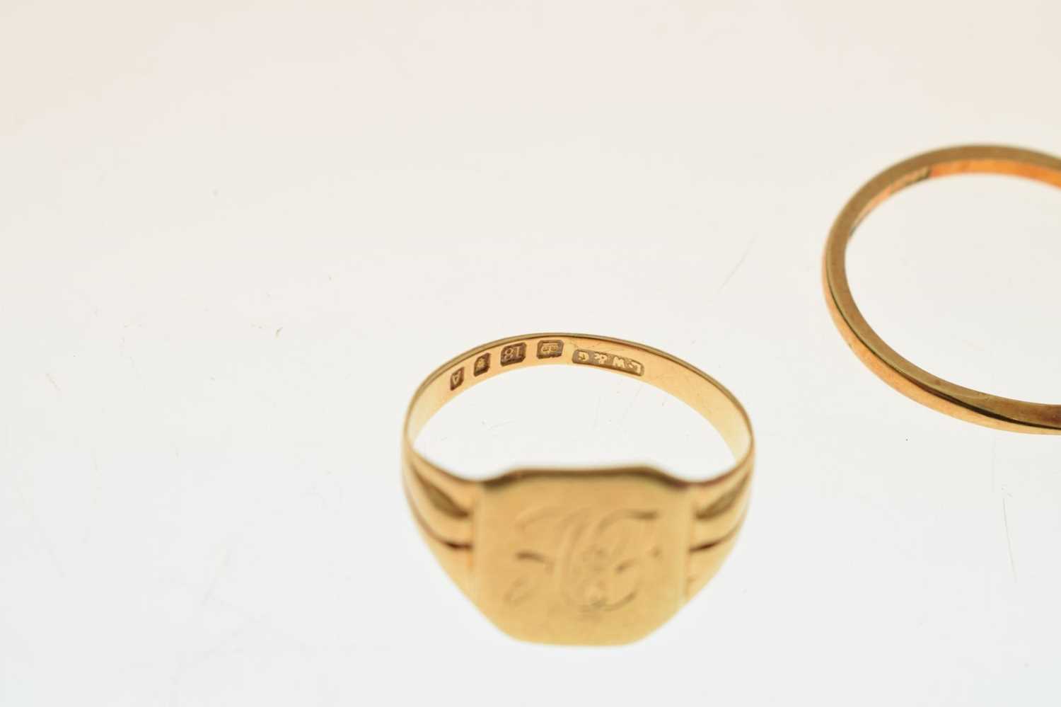 Three 18ct gold rings - Image 6 of 8