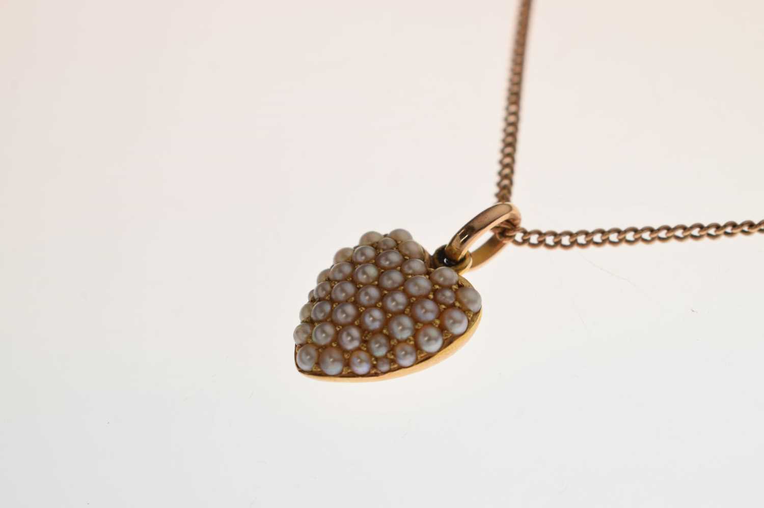 Yellow metal heart shaped pendant set seed pearls - Image 4 of 9