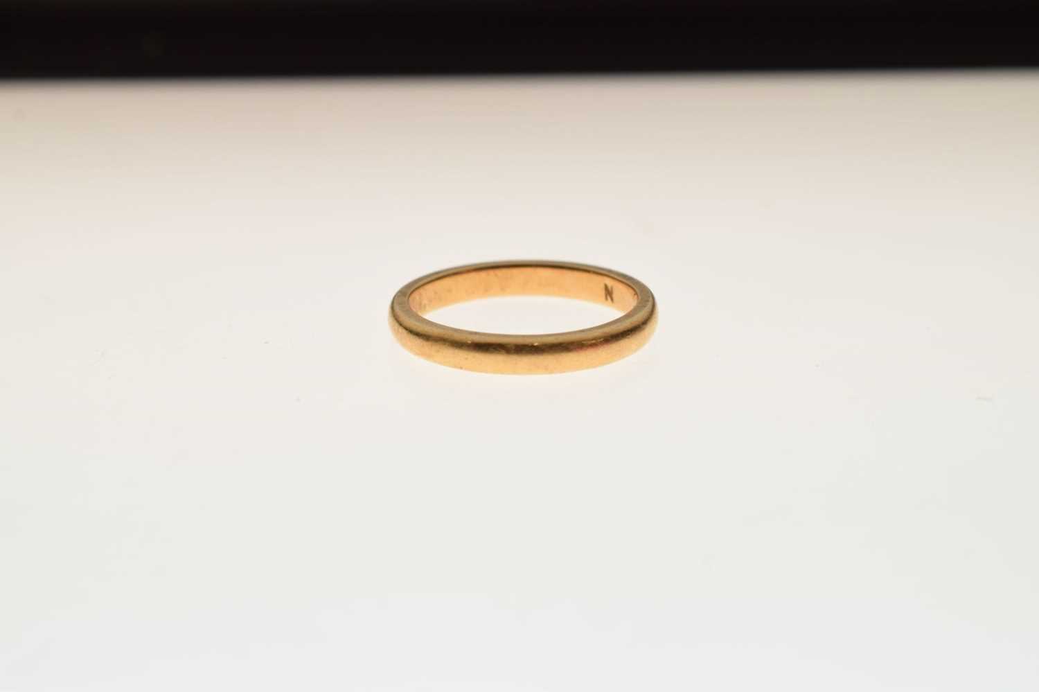 22ct gold 'D' section wedding band - Image 2 of 4