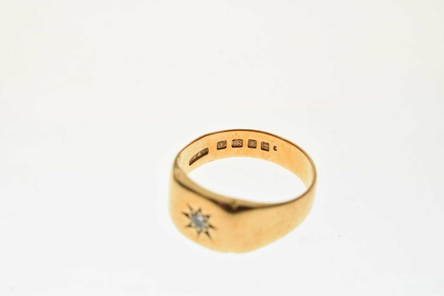 18ct gold gypsy set diamond signet ring - Image 6 of 7