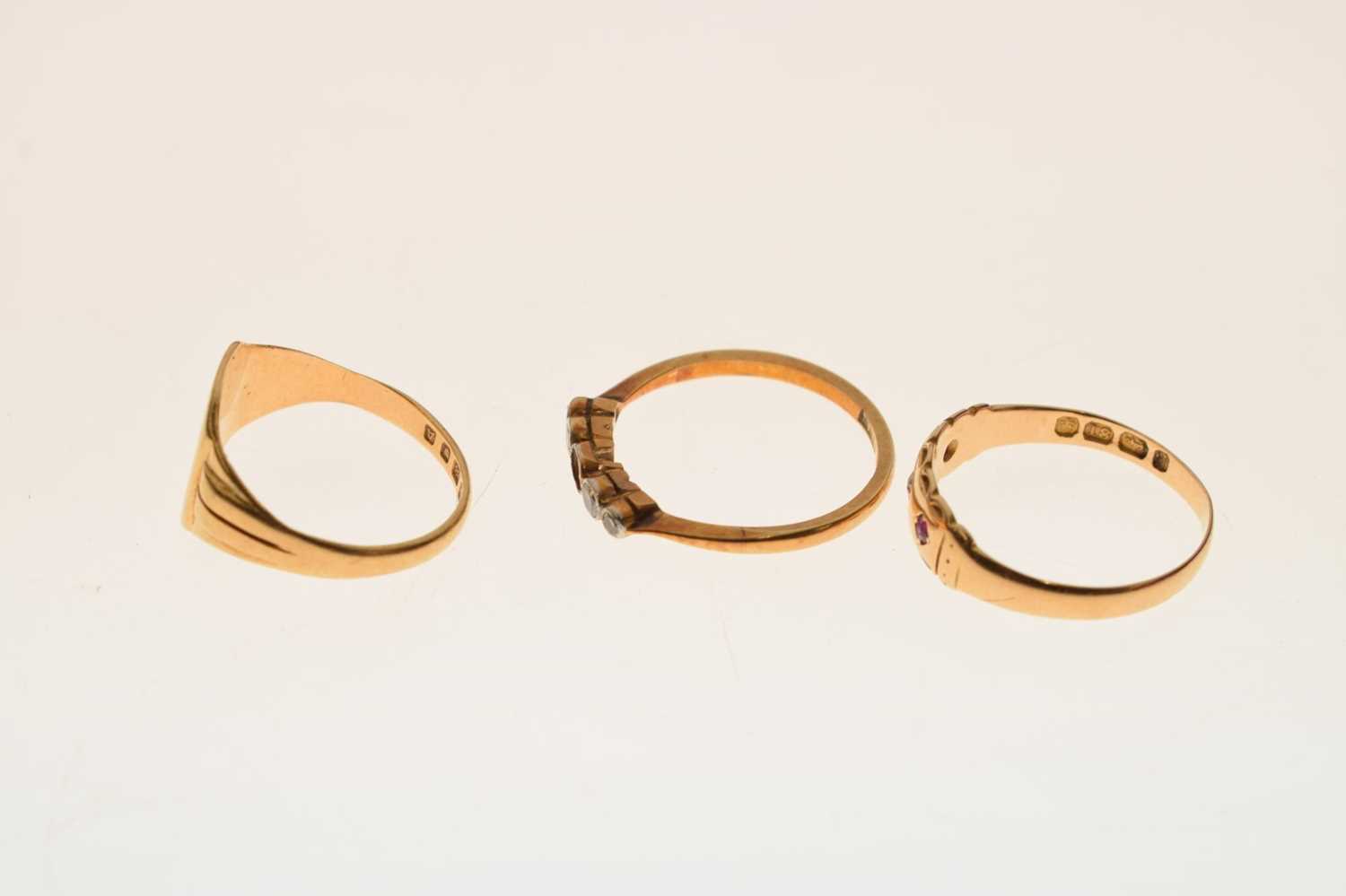 Three 18ct gold rings - Image 3 of 8