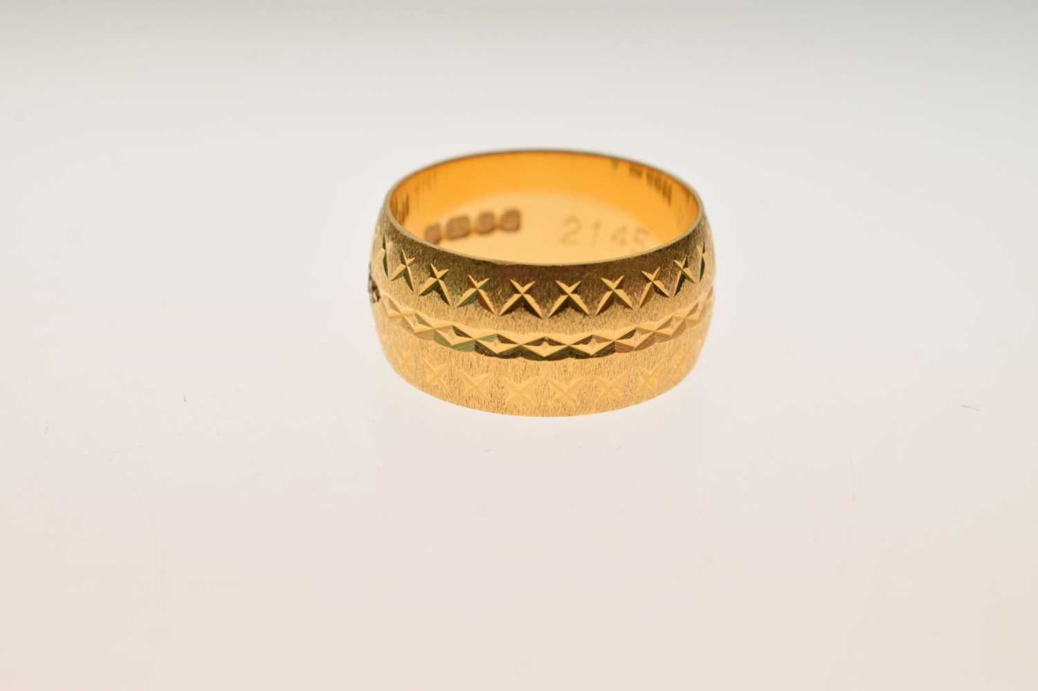 22ct gold wide wedding band - Image 4 of 8