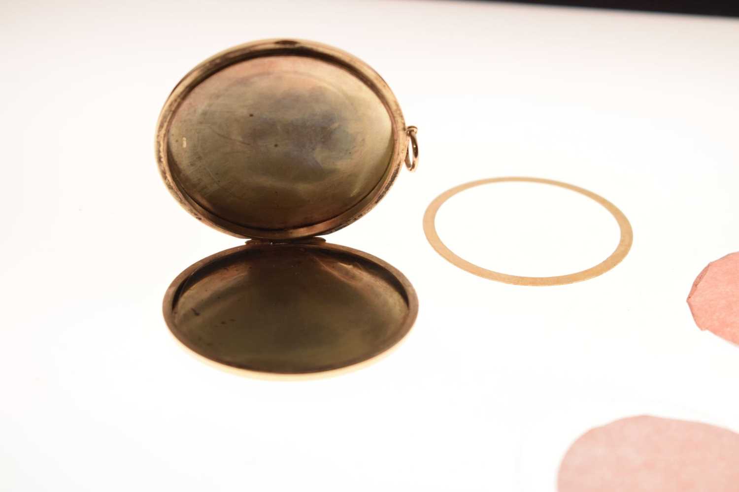 9ct gold circular locket - Image 5 of 7