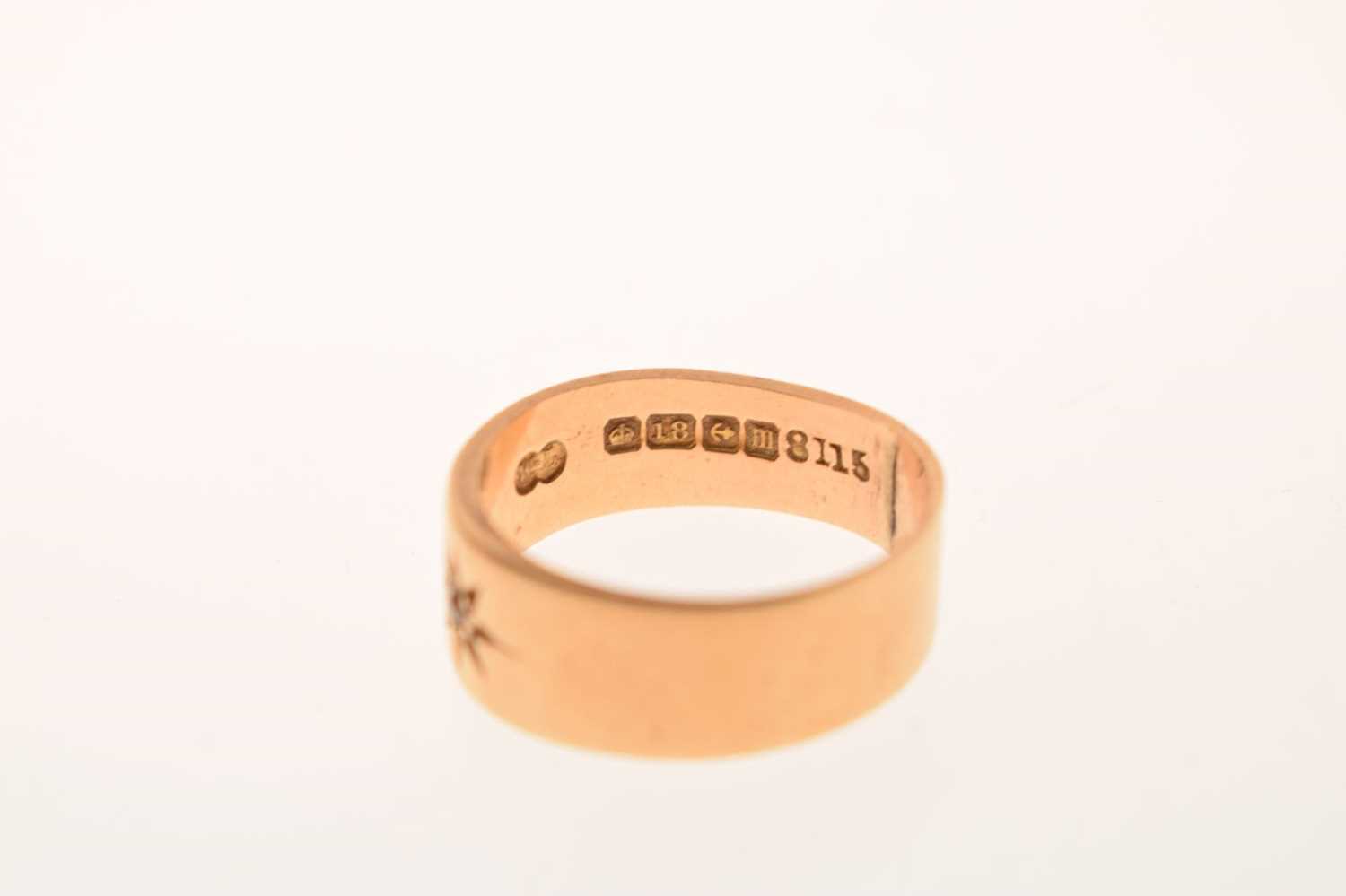 18ct gold diamond gypsy set ring - Image 5 of 6