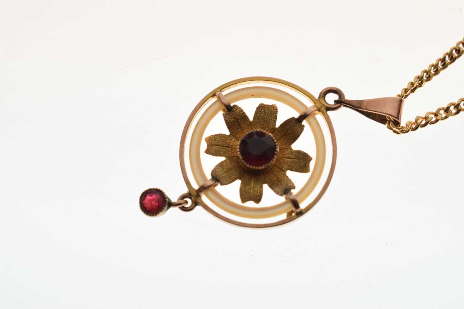 Pendant depicting a flower with two faceted red stones - Image 3 of 8