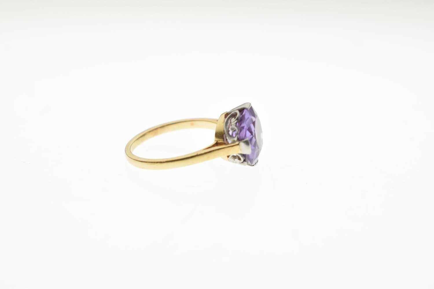 Unmarked yellow metal ring set purple stone - Image 4 of 5