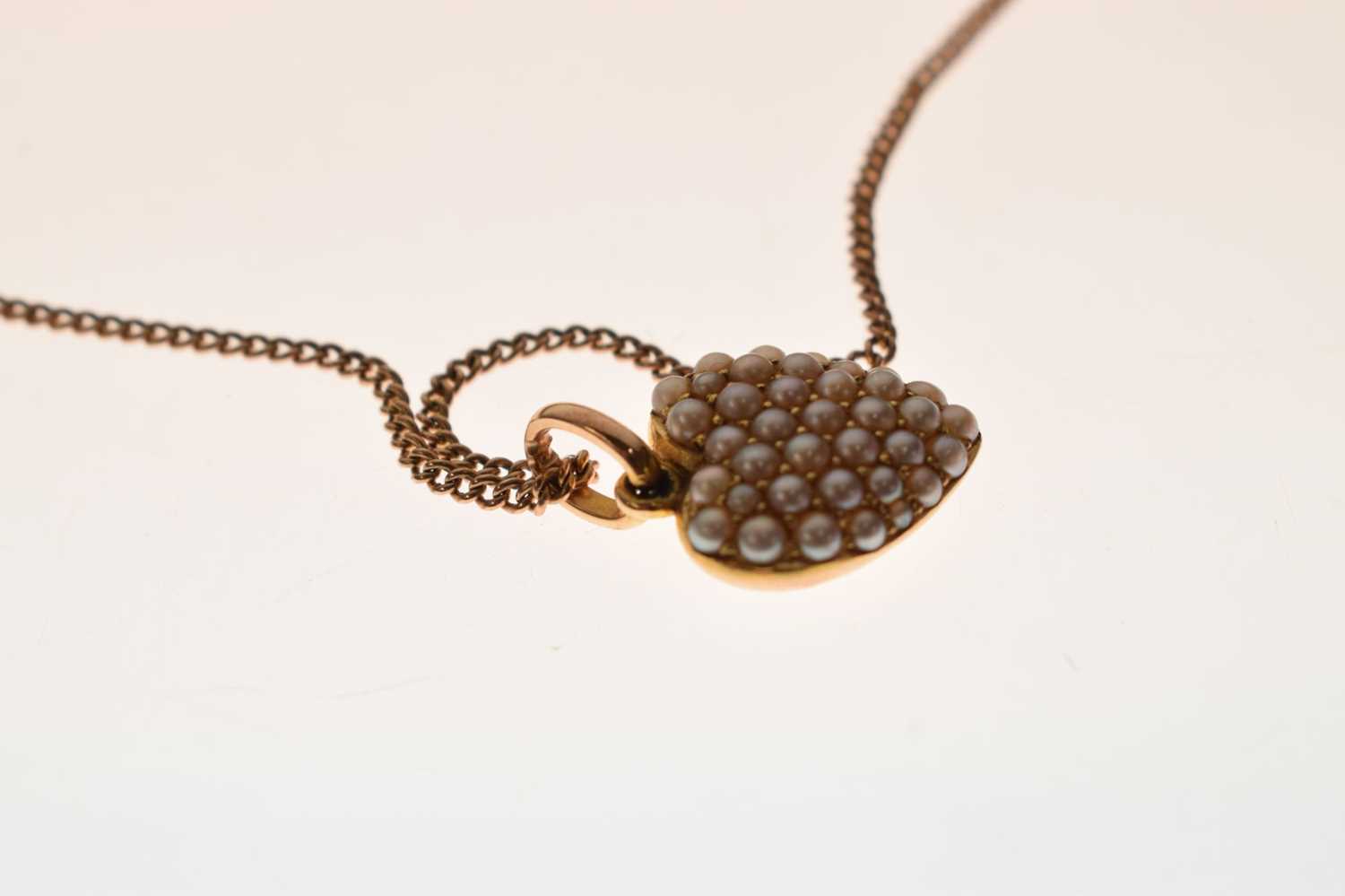 Yellow metal heart shaped pendant set seed pearls - Image 5 of 9