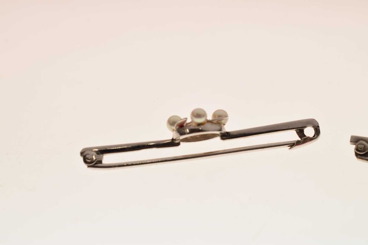Two white gold and freshwater pearl set brooches - Image 6 of 8