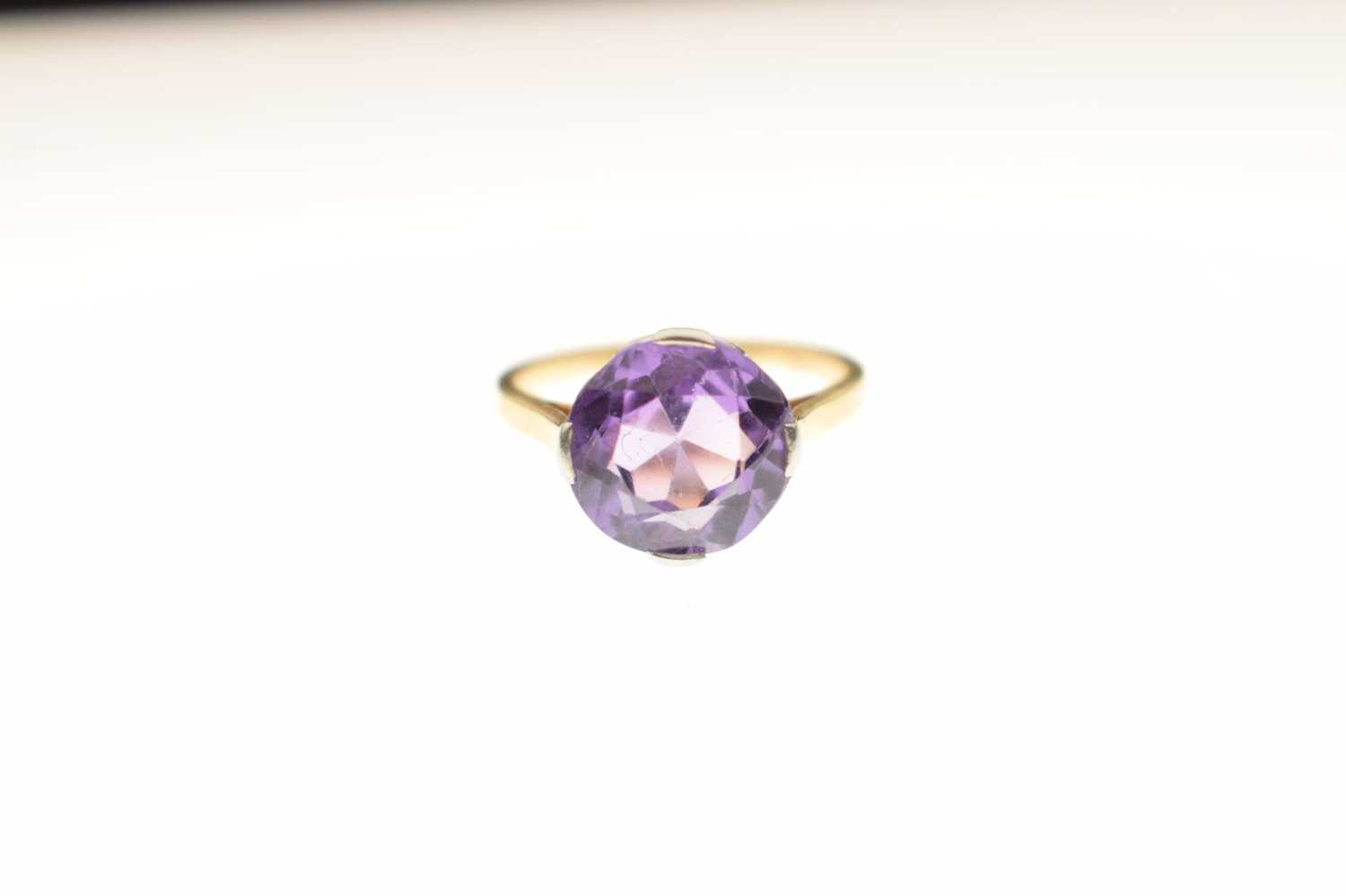 Unmarked yellow metal ring set purple stone - Image 5 of 5