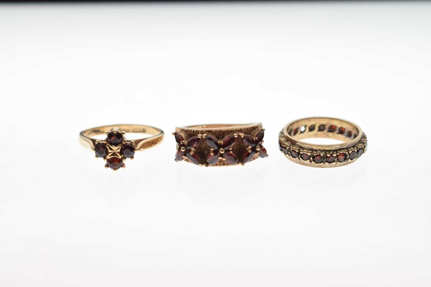Two 9ct gold dress rings each set garnet-coloured stones - Image 3 of 8