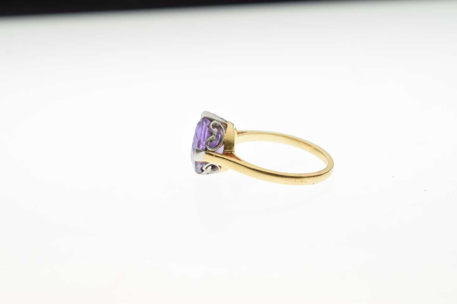 Unmarked yellow metal ring set purple stone - Image 2 of 5