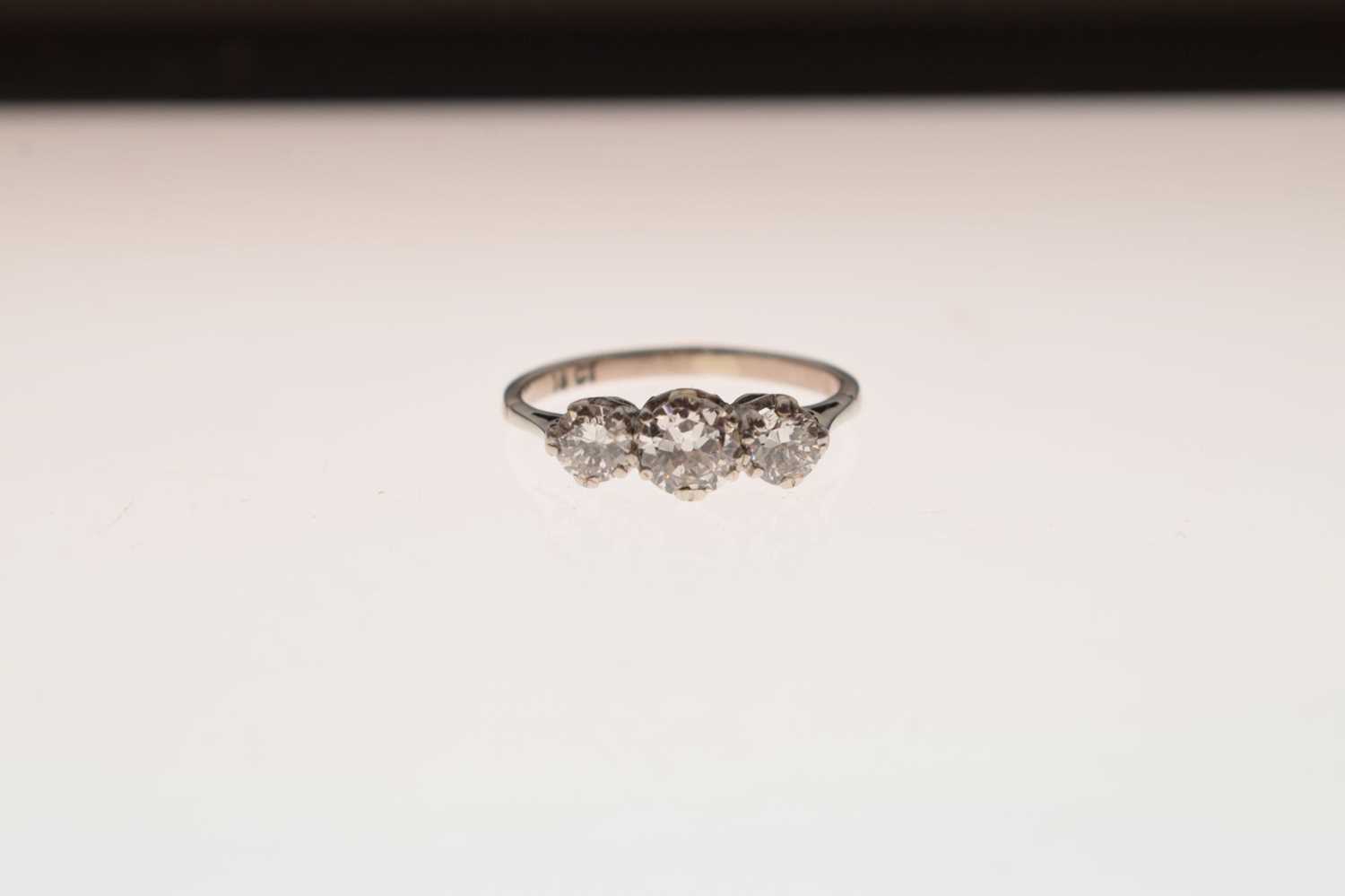Three-stone diamond ring - Image 2 of 7