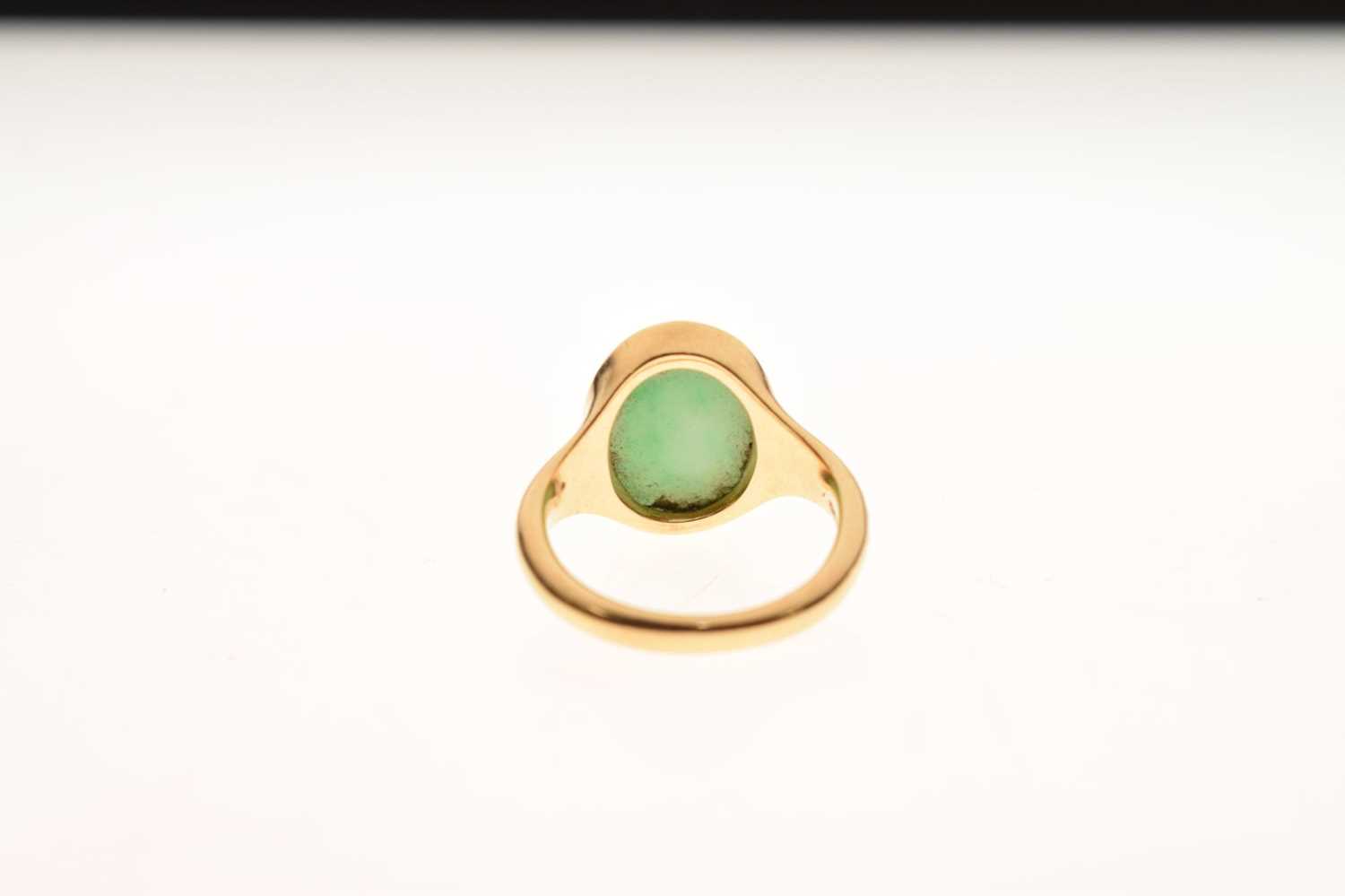 18ct gold ring set jade cabochon - Image 3 of 6