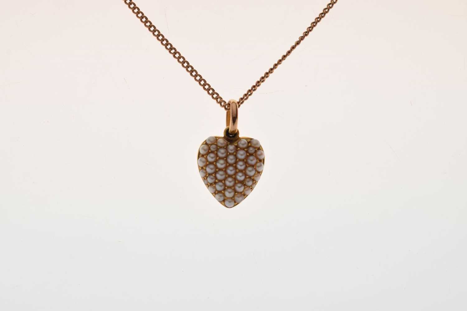 Yellow metal heart shaped pendant set seed pearls - Image 2 of 9