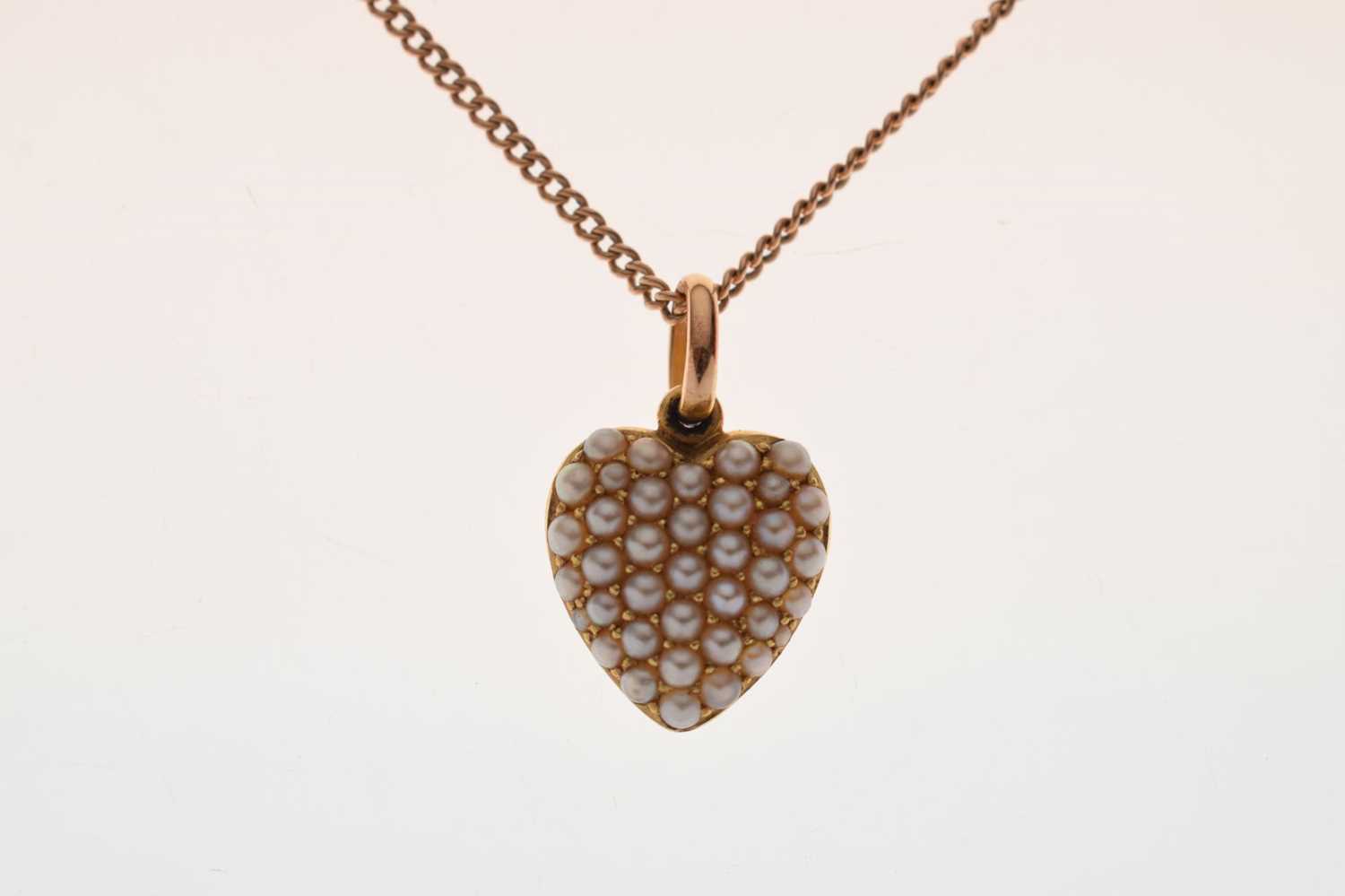 Yellow metal heart shaped pendant set seed pearls - Image 3 of 9